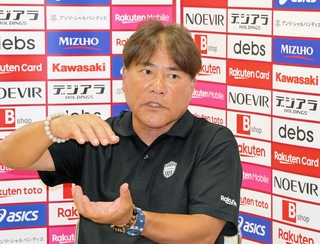 次世代のトップ選手育成へ意欲を示したＪ１神戸Ｕ－２１の手倉森誠監督＝神戸市兵庫区