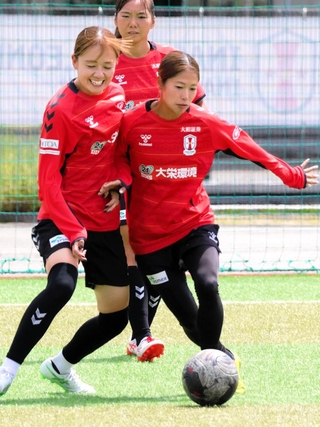 今季も攻撃の鍵を握るＩＮＡＣ神戸の成宮（右）と吉田（左）＝神戸市東灘区、神戸レディースフットボールセンター
