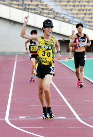 男子２年３０００メートル競歩決勝　優勝した市西宮の横山数馬