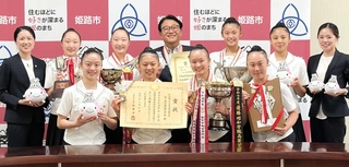 インターハイ制覇を清元秀泰・姫路市長（後列中央）に報告した日ノ本高の選手ら＝姫路市安田４、姫路市役所