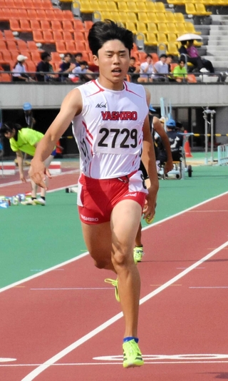 男子２年４００メートル決勝　優勝した社の山下陽輝
