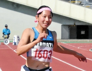 女子２年１００メートル決勝　優勝した神戸山手グローバルの西岡花菜