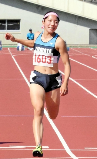 女子２年１００メートル決勝　優勝した神戸山手グローバルの西岡花菜