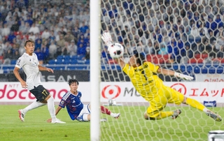 横浜Ｍ－神戸　前半、先制ゴールを決める横浜Ｍ・三井寺（中央）。ＧＫ前川