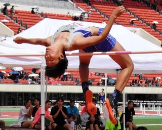 女子１年走り高跳び決勝　大会新記録の１メートル７２を跳んで優勝した明石清水の石井美優