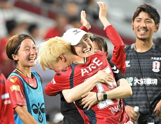 ＩＮＡＣ神戸-広島　後半、ＩＮＡＣ神戸の大熊が勝ち越しゴールを決め、宮本監督と抱き合う（撮影・大田将之）
