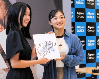 ファンと記念撮影する坂本花織さん（右）＝大阪市北区、Ａｌｐｅｎ　ＯＳＡＫＡ