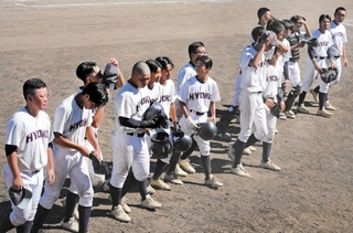 １回戦で敗退し、肩を落として引き上げる兵庫工ナイン＝明石トーカロ球場