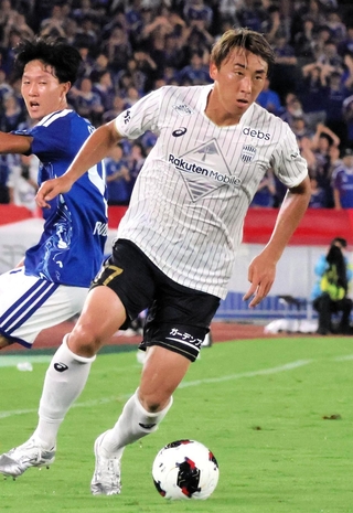 横浜Ｍ戦でフル出場した神戸のＤＦ高橋（右）。苦しいチーム事情で貢献を誓う＝２２日、日産スタジアム