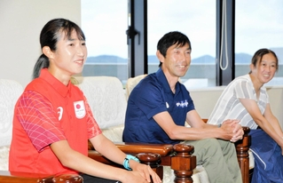 地元の小野市役所を表敬訪問した陸上の（左から）田中希実と父健智さん、母千洋さん＝小野市役所（撮影・坂本　勝）
