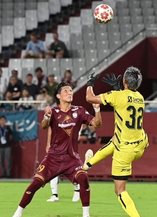 神戸－ヴェロスクロノス都農　前半、シュートを狙う神戸の小松。ゴールが決まり１-０と先制する（撮影・斎藤雅志）