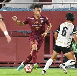 神戸－ヴェロスクロノス都農　前半、ドリブルで突破を図る神戸の川端＝ノエビアスタジアム神戸（撮影・斎藤雅志）