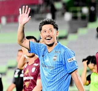神戸－ヴェロスクロノス都農　けがから復帰してスタメン出場した神戸のＧＫ新井。試合後、サポーターに手を振ってあいさつした＝ノエビアスタジアム神戸（撮影・斎藤雅志）