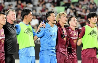 神戸－ヴェロスクロノス都農　けがから復帰してスタメン出場した神戸のＧＫ新井（中央）。試合後、スキッベ監督（左から２人目）らと「神戸賛歌」を歌ってサポーターにアピールした＝ノエビアスタジアム神戸（撮影・斎藤雅志）