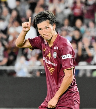 神戸－ヴェロスクロノス都農　後半、決勝ゴールを決めて喜ぶ神戸の小松＝ノエビアスタジアム神戸（撮影・斎藤雅志）