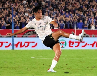 横浜Ｍ戦でＪ１デビューを果たした神戸の岩本悠庵。セットプレーのキッカーも務めて奮闘した＝２２日、日産スタジアム