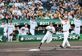 阪神-巨人　１回裏阪神無死、近本（手前）が先制本塁打を放ち、ダイヤモンドを回る＝甲子園球場（撮影・鈴木雅之）