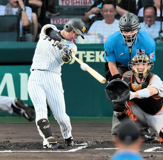 阪神-巨人　１回裏阪神無死、先制本塁打を放つ近本＝甲子園球場（撮影・鈴木雅之）