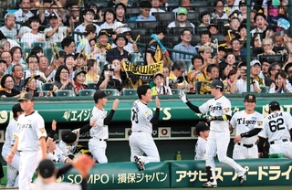 阪神-巨人　１回裏阪神無死、先制本塁打を放った近本（右から３人目）がベンチで迎えられる＝甲子園球場（撮影・鈴木雅之）