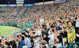 阪神-巨人　５回裏阪神が追加点を挙げて六甲おろしの大合唱に湧く阪神ファン＝甲子園球場（撮影・鈴木雅之）