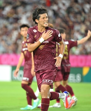 神戸ーＣ大阪　後半、決勝ＰＫを決め、喜ぶ神戸の小松＝ノエビアスタジアム神戸（撮影・大田将之）