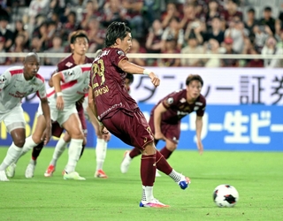 神戸ーＣ大阪　後半、神戸の小松が決勝ＰＫを決める（撮影・大田将之）