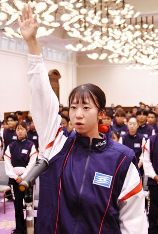 国スポへの決意を宣誓する陸上の中尾柚希＝神戸市中央区、兵庫県公館