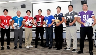 開幕を前に抱負を語った関学大の倉田雅琉主将（左から５人目）ら各校の選手たち＝大阪市内