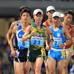 陸上男子５０００メートル競歩　力強い歩きを見せる市西宮の辻那悠太（２３）と尼崎稲園の蓑田昊汰（６）＝滋賀県、平和堂ＨＡＴＯスタジアム（撮影・丸山桃奈）