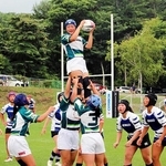 熱戦を繰り広げる女子選手ら＝長野県上田市の菅平高原（神戸製鋼所提供）