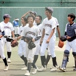 36年ぶりの優勝を果たし、歓喜に浸る兵庫工ナイン＝三田市神姫バスキッピー