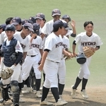 36年ぶりの優勝を果たし、マウンド上で歓喜に浸る兵庫工ナイン＝三田市神姫バスキッピー