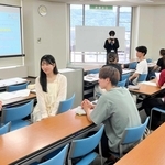 スポーツ人材育成プロジェクトで研修を受ける学生たち＝神戸市内