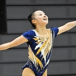 全国高校総体の新体操女子個人で優勝した須磨ノ浦の大野楓葵＝グリーンアリーナ神戸（撮影・大田将之）