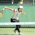 テニス女子シングルス決勝　バックハンドからスライスを放つ石田実莉＝いずれも奈良県明日香村、ワタキューテニスパーク明日香
