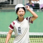 テニス女子シングルス決勝　難敵に逆転勝ちし、笑顔を浮かべる神戸野田の石田実莉＝いずれも奈良県明日香村、ワタキューテニスパーク明日香