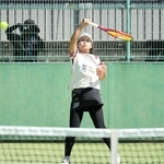 テニス女子シングルス決勝　フォアハンドから強烈なストロークを放つ石田実莉＝奈良県明日香村、ワタキューテニスパーク明日香