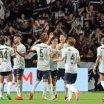 アビスパ福岡を相手に開幕白星を挙げ、喜びを分かち合うヴィッセル神戸イレブン＝８日午後、福岡市のベスト電器スタジアム（撮影・吉田敦史）