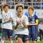 福岡-神戸　前半、ゴールを外し痛恨の表情を浮かべる神戸のＦＷ大迫勇也（右から２人目）＝福岡市のベスト電器スタジアム（撮影・吉田敦史）
