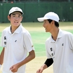 テニス男子ダブルスで準優勝を飾った関学の桑原羽右（右）、上田湧太組＝奈良県明日香村、ワタキューテニスパーク明日香