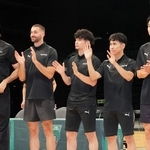 神戸に新たに加わり、ファンにあいさつした（左から）ファーダウス・アイマク、ルーカス・サレー、中野司、小川麻斗、山口颯斗＝ジーライオンアリーナ神戸