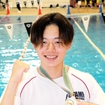 競泳男子５０メートル自由形で県中学新をマークした二見の原田夏響＝神戸市立ポートアイランドスポーツセンター