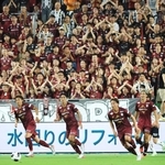 神戸-ＦＣ東京　前半、サポーターの応援を背に駆け上がる神戸イレブン＝１５日夜、神戸市兵庫区、ノエビアスタジアム神戸（撮影・丸山桃奈）
