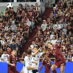 神戸-ＦＣ東京　後半　ゴール前で競り合う神戸・大迫（右）ら＝１５日夜、神戸市兵庫区、ノエビアスタジアム神戸（撮影・丸山桃奈）
