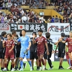 後半ＡＴで同点に追いつき、試合終了後ハイタッチを交わすヴィッセル神戸の選手たち＝１５日夜、神戸市兵庫区、ノエビアスタジアム神戸（撮影・丸山桃奈）