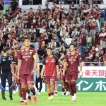 ホーム開幕戦を引き分けとし、サポーターにあいさつして回るヴィッセル神戸イレブン＝１５日夜、神戸市兵庫区、ノエビアスタジアム神戸（撮影・丸山桃奈）