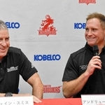 就任会見で笑顔を見せる神戸のアンドリュー・エリス新ヘッドコーチ（右）とヘッド・オブ・コーチングのウェイン・スミス氏＝神戸市東灘区のチーム施設