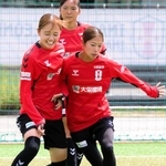 今季も攻撃の鍵を握るＩＮＡＣ神戸の成宮（右）と吉田（左）＝神戸市東灘区、神戸レディースフットボールセンター