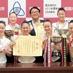 インターハイ制覇を清元秀泰・姫路市長（後列中央）に報告した日ノ本高の選手ら＝姫路市安田４、姫路市役所