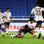 横浜Ｍ-神戸　前半、相手に攻撃を阻まれる神戸の小松（中央右下）＝日産スタジアム